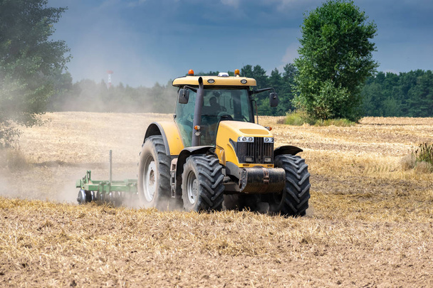 Traktor pěstování pole - Fotografie, Obrázek
