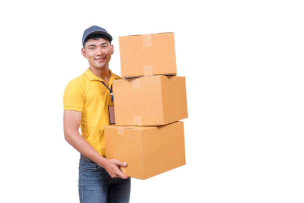 Доставка азиатского человека. Счастливый молодой курьер держит коробку и улыбается
 - Фото, изображение