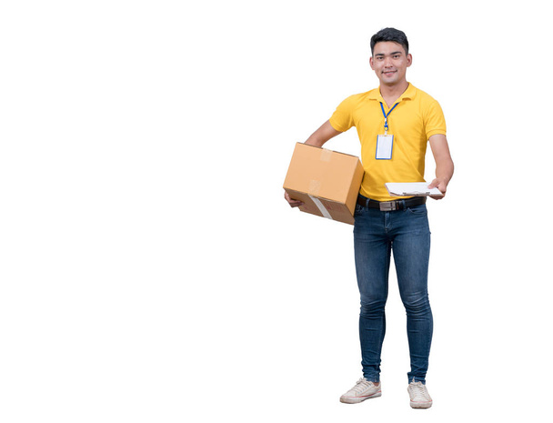 配達アジアの男性。幸せな若い宅配便の箱を保持し、笑顔 - 写真・画像