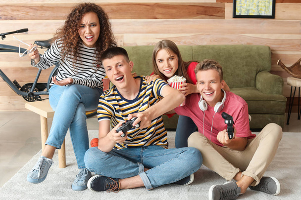 Teenageři hrají doma videohru - Fotografie, Obrázek