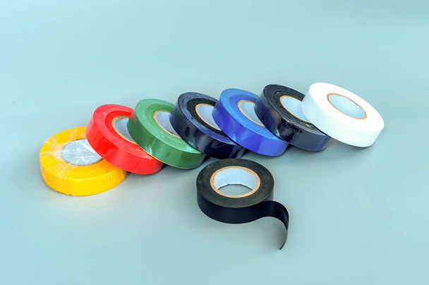Set mehrfarbiger Isolierbänder auf grauem Hintergrund - Foto, Bild