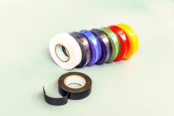 Set mehrfarbiger Isolierbänder auf grauem Hintergrund - Foto, Bild