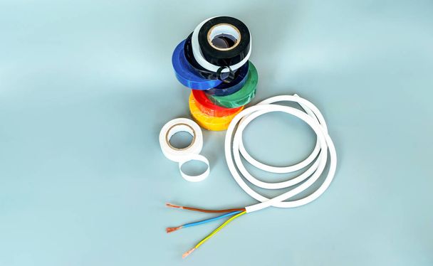 Sada barevných izolačních pásek a bílých kabelů na šedém BAC - Fotografie, Obrázek