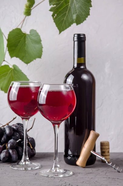 新鮮な秋のブドウの収穫によるワイン醸造コンセプト - 写真・画像