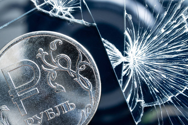 the coin on the background of broken glass - Foto, afbeelding