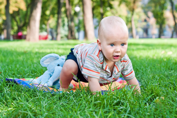 Baby boy learning to crawl - Foto, afbeelding