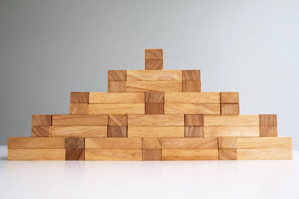 Πύργος μπλοκ ξύλου με μοντέλο αρχιτεκτονικής, προγραμματισμός Εναλλακτικός κίνδυνος και στρατηγική στην επιχειρηματική έννοια - Φωτογραφία, εικόνα