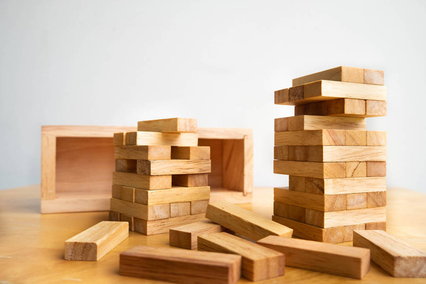 Дерев'яна блокова вежа з архітектурною моделлю, планування Альтернативні ризики та стратегія в бізнес-концепції
 - Фото, зображення