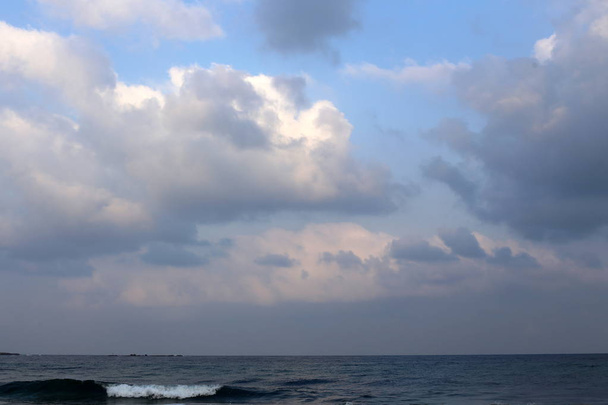 donderwolken en wolken zweven over de lucht boven de Middellandse Zee in het noorden van Israël  - Foto, afbeelding