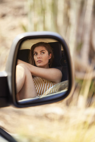 Girl reflected in car mirror, looking up - Foto, Bild