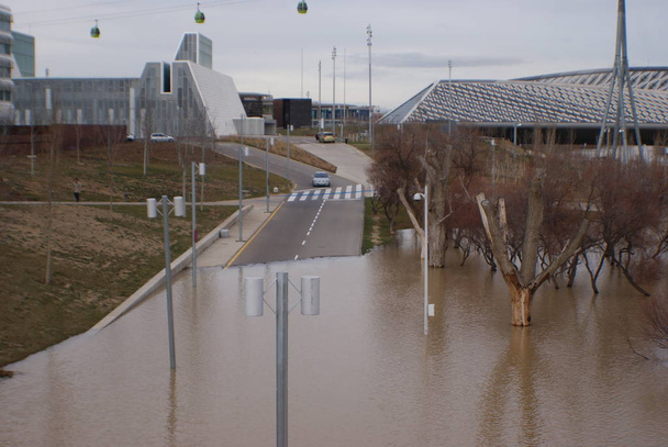 powodzi w zargozie przez rzekę Ebro powodzi - Zdjęcie, obraz