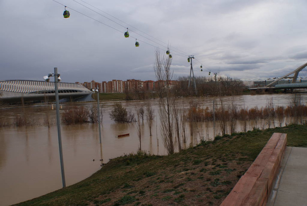 overstromingen in zargoza aan de rivier de Ebro - Foto, afbeelding