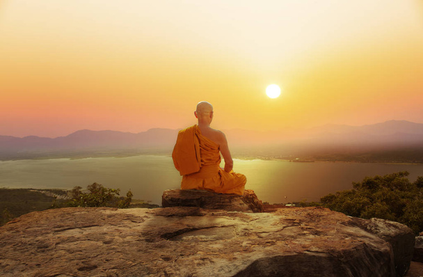 Moine bouddhiste en méditation au beau coucher ou lever du soleil
 - Photo, image