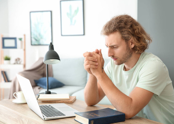 Dindar genç adam evde dua ediyor - Fotoğraf, Görsel