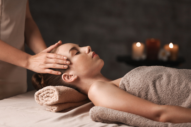 Mladá žena má masáž v lázeňském salonu - Fotografie, Obrázek
