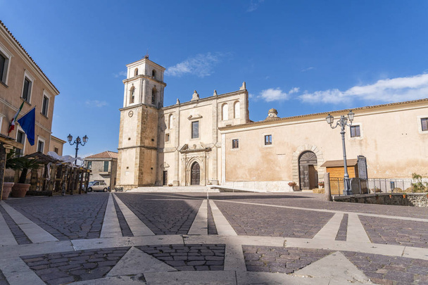 Praça principal com catedral medieval em Santa Severina, Itália
 - Foto, Imagem