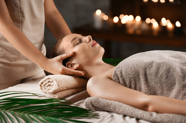 молода жінка має масаж в спа-салоні
 - Фото, зображення