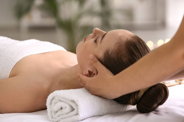 Jeune femme ayant massage dans le salon de spa - Photo, image