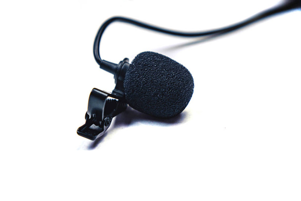 micrófono de solapa negro aislado sobre fondo blanco
. - Foto, Imagen