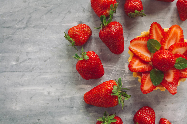 Little strawberries tarts - Φωτογραφία, εικόνα