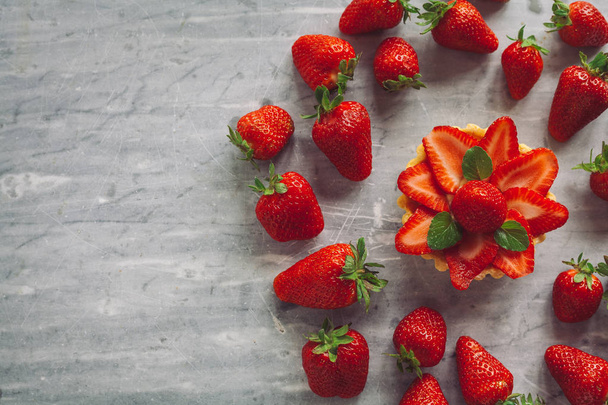Little strawberries tarts - Фото, изображение
