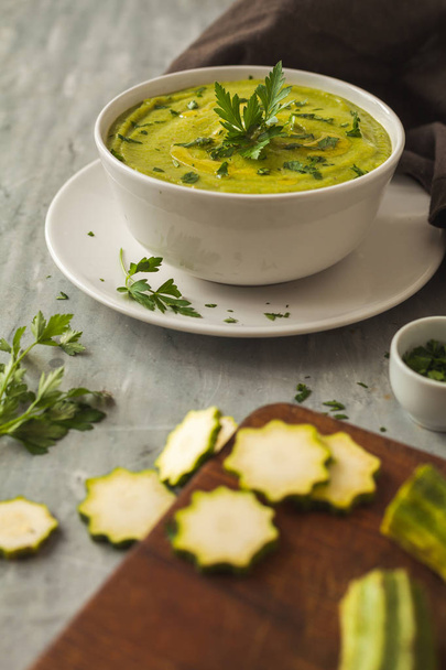 Fresh vegan plate of zucchini cream soup - Foto, Bild