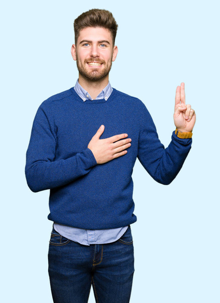 Jovem homem bonito bussines Jurando com a mão no peito e dedos, fazendo uma promessa de lealdade juramento
 - Foto, Imagem