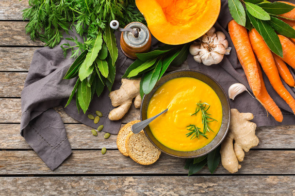 Сезонний гострий осінній вершковий гарбуз і морквяний суп
 - Фото, зображення
