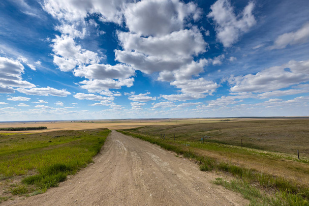 landweg in de Prairie van Canada - Foto, afbeelding