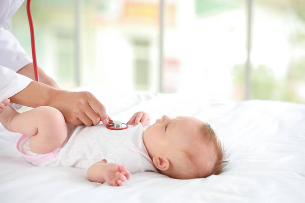 Kinderarzt untersucht kleines Baby in Klinik - Foto, Bild