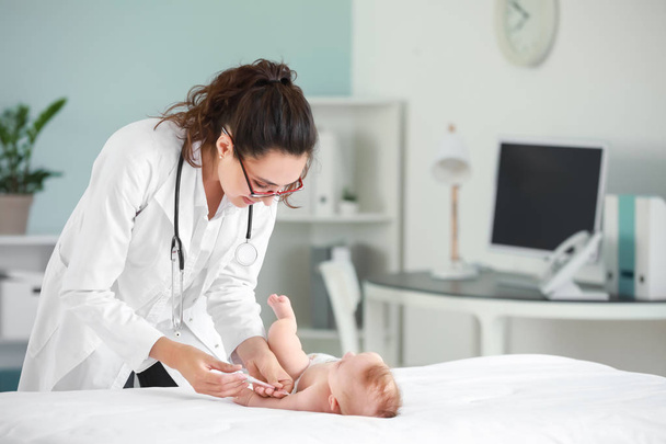 Педиатр вакцинирует малыша в клинике
 - Фото, изображение