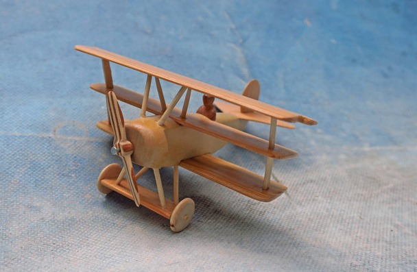 ξύλινο παιχνίδι αεροπλάνο - Φωτογραφία, εικόνα