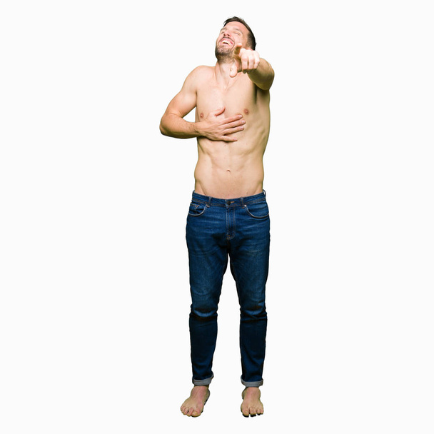 Όμορφος άνδρας shirtless δείχνει γυμνό στήθος γέλιο σας, δείχνοντας στην κάμερα με το δάκτυλο πάνω στο στήθος, έκφρασης της ντροπή - Φωτογραφία, εικόνα