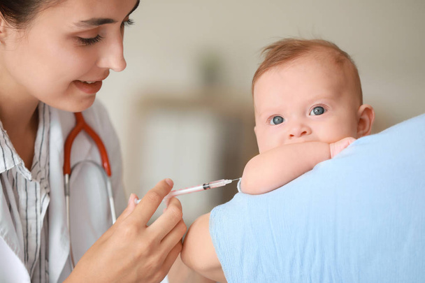 Gyermekgyógyász himlőoltás kisbaba a klinikán - Fotó, kép