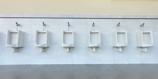 saubere neue öffentliche Toilette, niemand - Foto, Bild