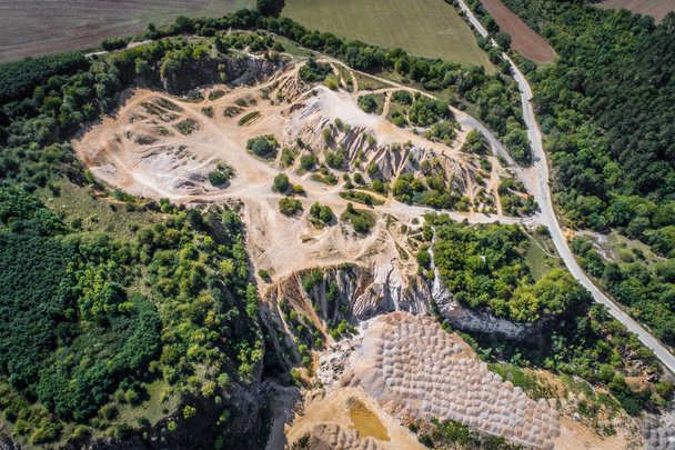 The quarry was opened in 1918 and over the course of the 20th century it gradually expanded its area by merging with the surrounding smaller quarries. Bathing is prohibited in the flooded area. - Φωτογραφία, εικόνα