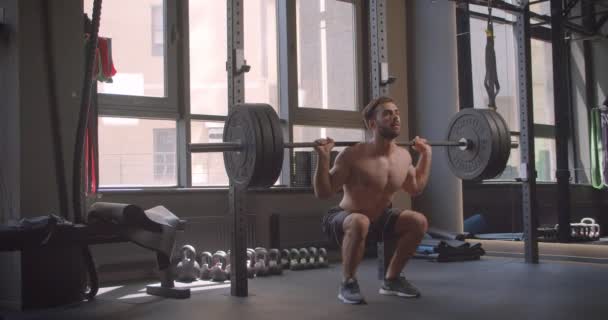 Primer plano retrato de adulto atractivo caucásico hombre powerlifting en el gimnasio en interiores
 - Metraje, vídeo