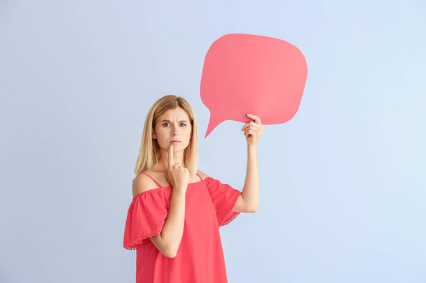 Thoughtful woman with speech bubble on color background - Foto, immagini