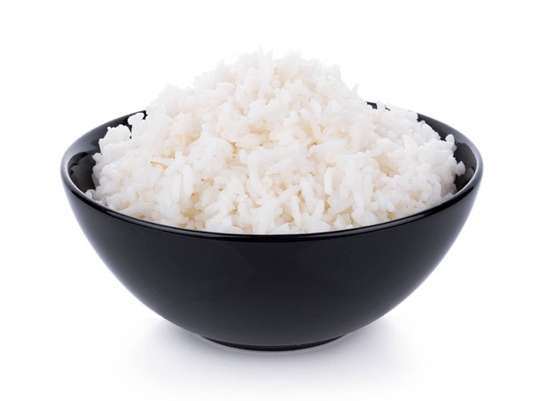 Reis in einer Schüssel auf weißem Hintergrund - Foto, Bild