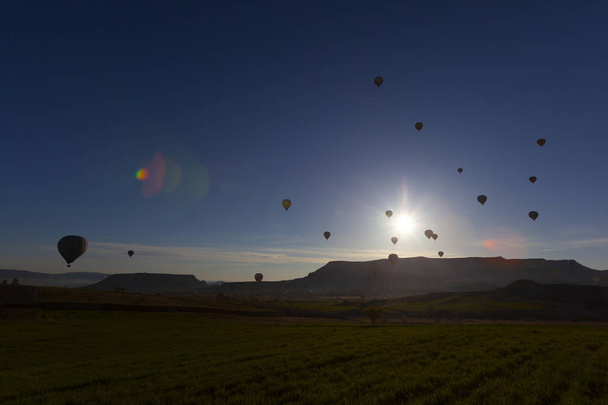Lélegzetelállító hőlégballonok repülnek át látványos Cappadocia. Törökország - Fotó, kép