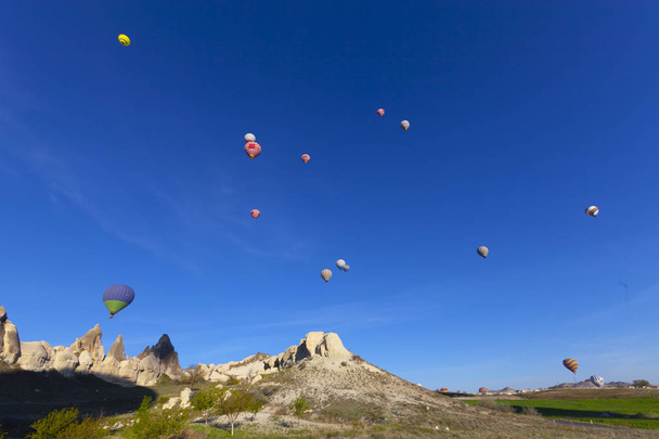 Heißluftballons fliegen über Kappadokien. - Foto, Bild