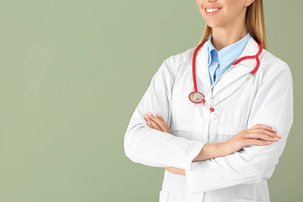 Жінка-лікар зі стетоскопом на кольоровому фоні
 - Фото, зображення
