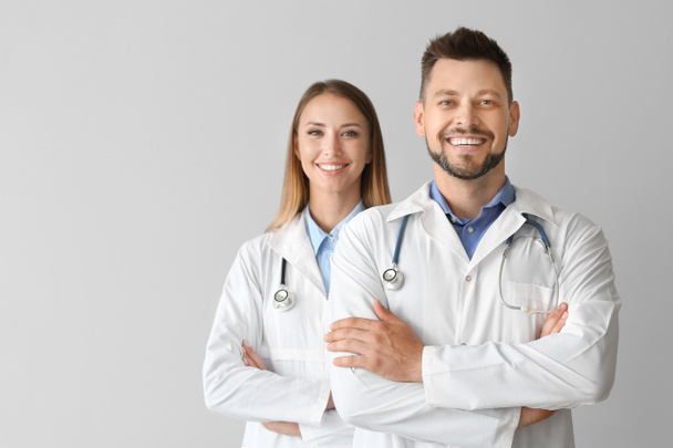 Porträt von Ärzten auf hellem Hintergrund - Foto, Bild