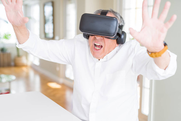 Uomo che indossa occhiali di realtà virtuale con espressione spaventosa
  - Foto, immagini