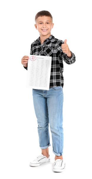 glücklicher Junge mit Antwortbogen für Schultest auf weißem Hintergrund - Foto, Bild