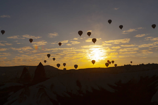 Palloni aerostatici che sorvolano la spettacolare Cappadocia.Turchia
 - Foto, immagini