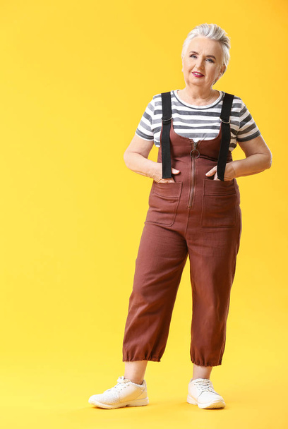 stilvolle ältere Frau auf farbigem Hintergrund - Foto, Bild