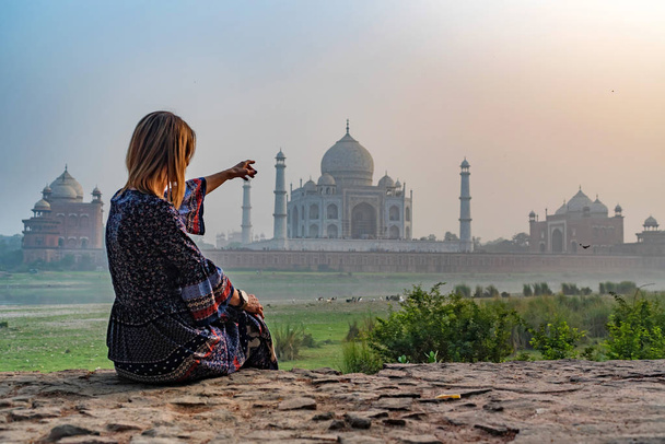 Belle fille pointe vers Taj Mahal. Concept de voyage - Photo, image