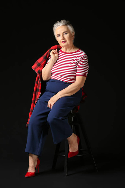 Mujer de edad avanzada con estilo sobre fondo oscuro
 - Foto, Imagen
