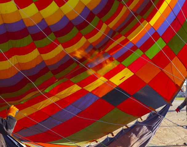 Lélegzetelállító hőlégballonok repülnek át látványos Cappadocia. Törökország - Fotó, kép